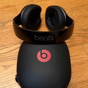 Beats Black Wireless Headphones with Case